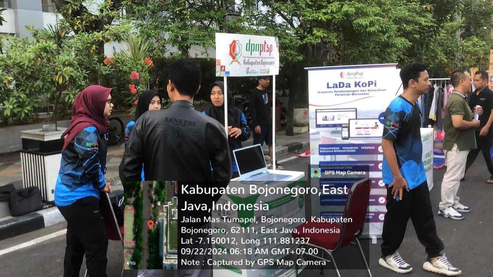 Pelayanan perizinan berusaha di cfd alun - alun bojonegoro